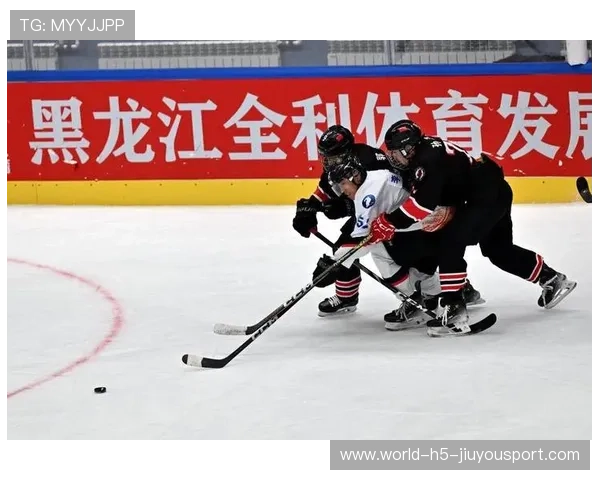 冰球门将全程零封,对手无奈叹息 冰球门将全程零封,对手无奈叹息