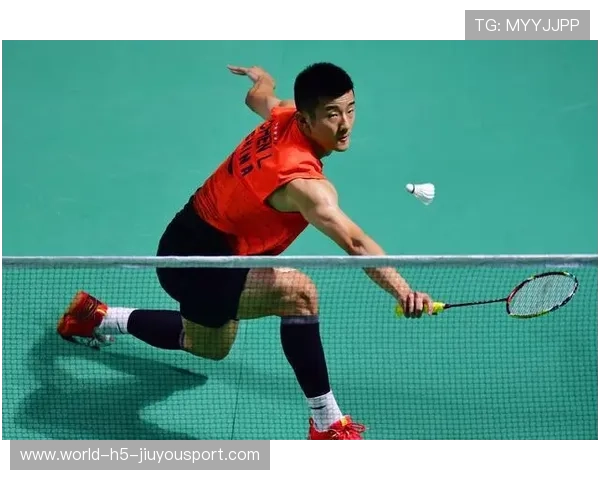 羽毛球双打救球飞出场外仍救回——激情瞬间，竞技精神的完美体现