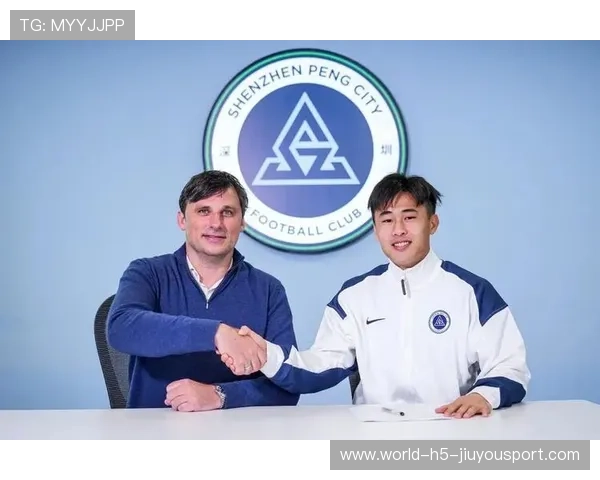 戴伟浚代表深圳新鹏城主罚任意球直接挂角得分