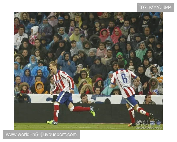 河南队古斯塔沃弧顶停球后爆射，皮球直奔网角